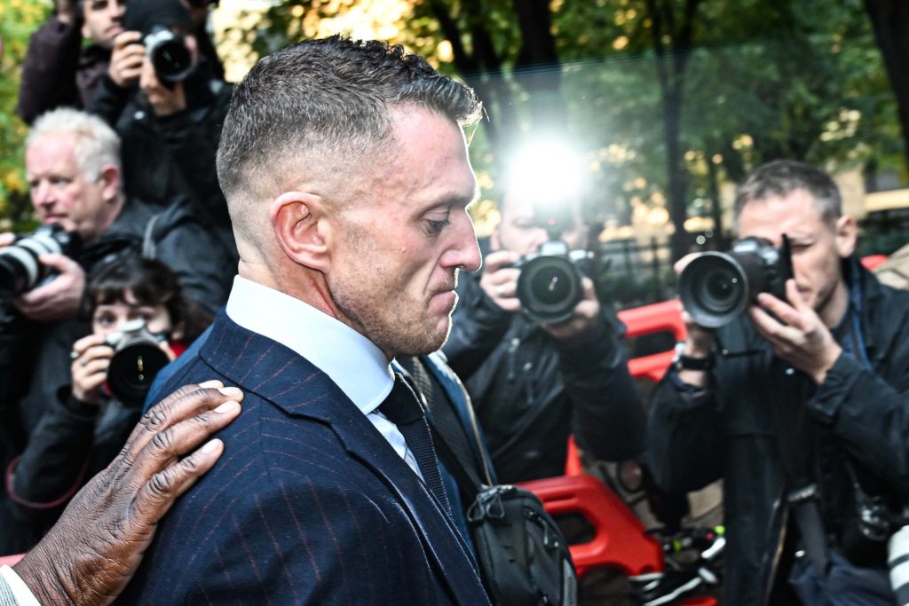 Tommy Robinson risque 10 ans de prison après avoir été reconnu coupable de harcèlement contre des journalistes